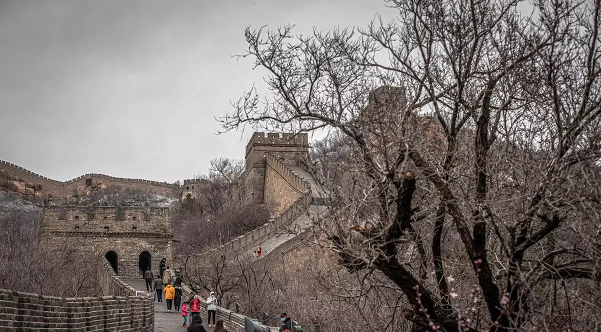 Un responsabil cu strângerea gunoaielor de la Marele Zid Chinezesc a descoperit o tăbliţă de piatră din timpul dinastiei Ming FOTO: EPA