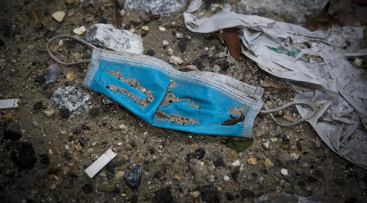 Plajele din Hong Kong, sufocate de măștile de protecție