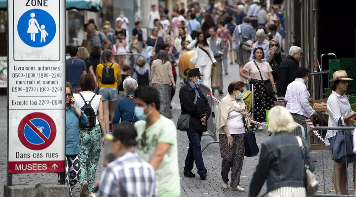 Purtarea măștilor pe scară largă ar putea contribui la prevenirea unui al doilea val de COVID-19 FOTO: EPA
