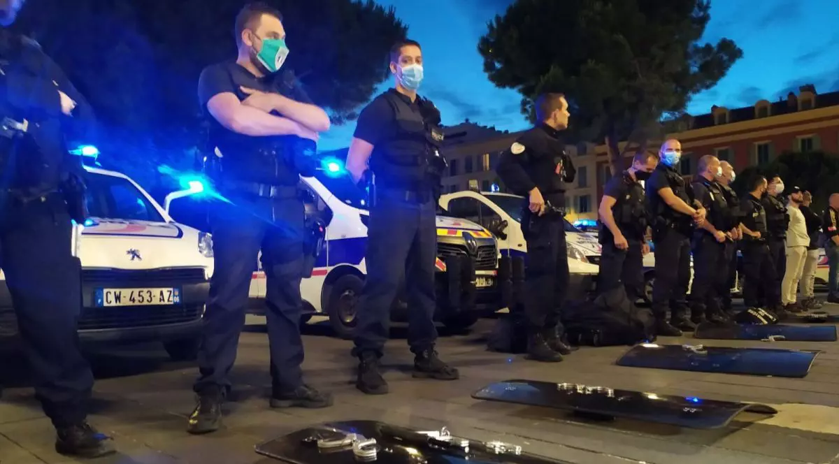 De ce și-au aruncat polițiștii francezi cătușele pe jos. Proteste în toată Franța: “Fără poliție, fără pace”