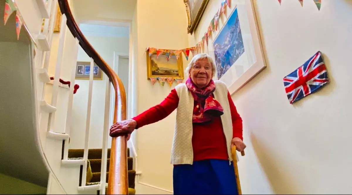 O femeie de 90 de ani din Scoția strânge fonduri pentru sistemul de sănătate antrenându-se în fiecare zi pentru a cuceri un munte. Felicitată de prințul Charles. FOTO: uk.virginmoneygiving.com