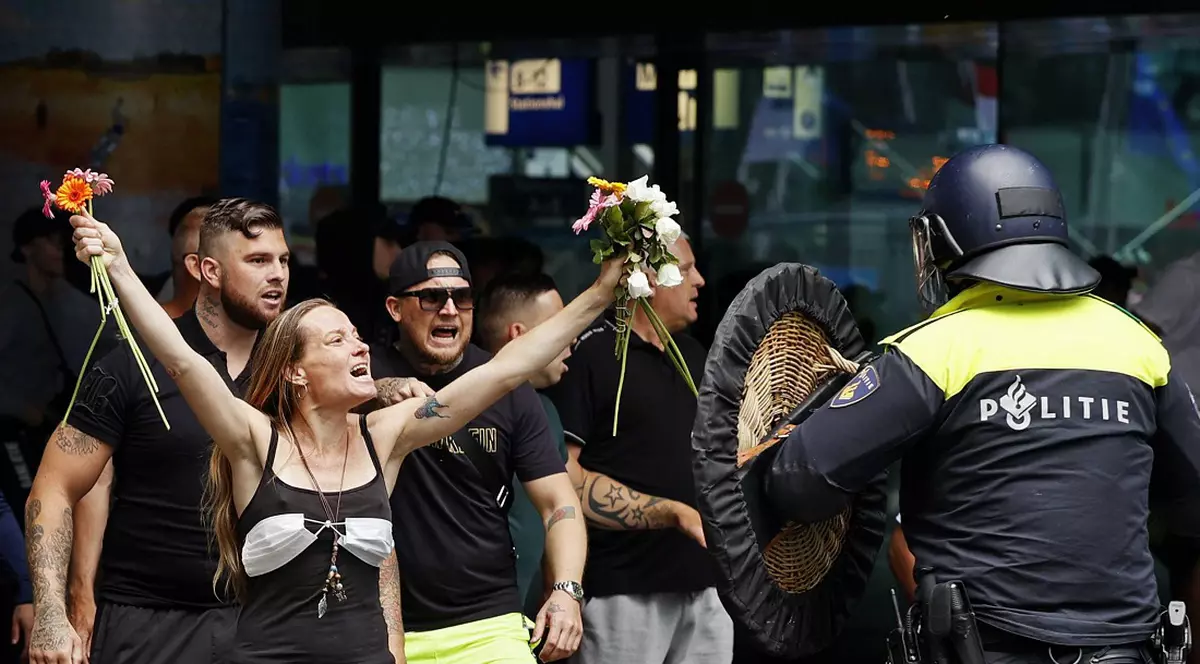 Sute de persoane au fost reținute în Haga după un protest față de restricțiile anti-COVID