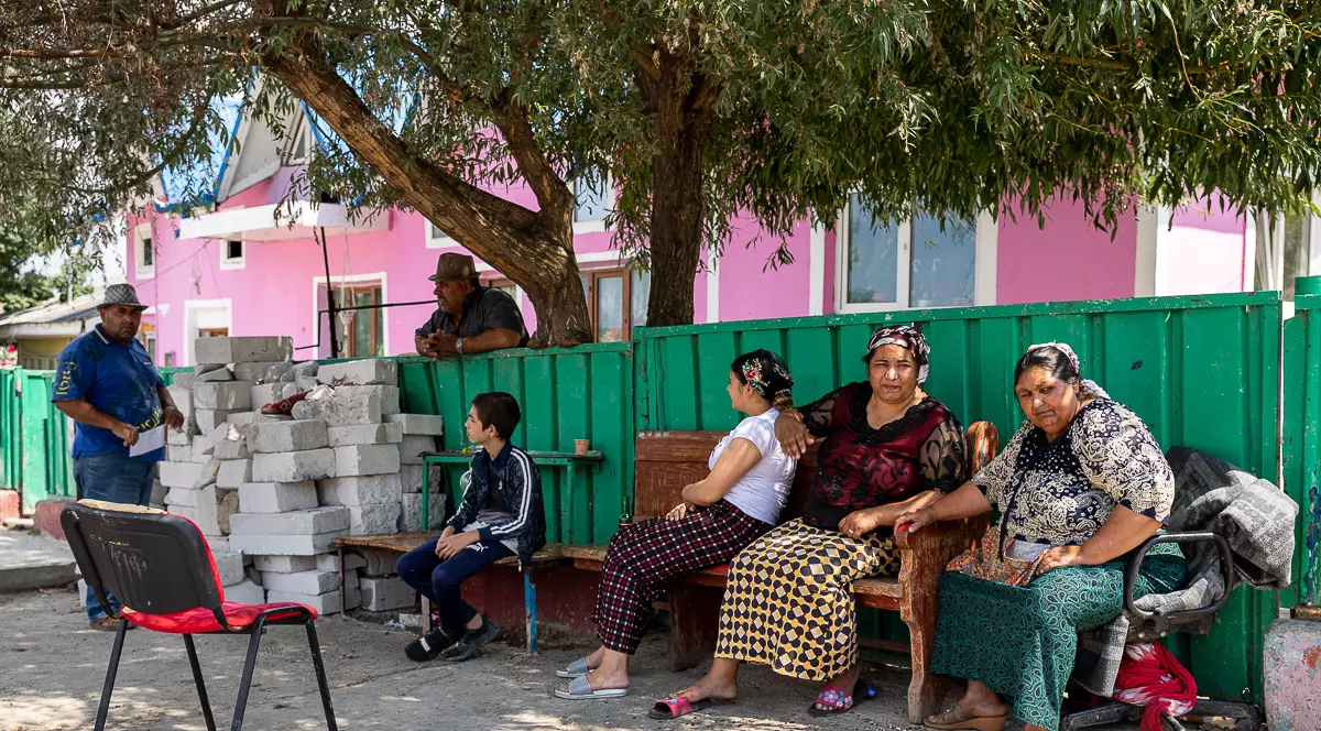 În Murgeni, jandarmii vin şi pleacă, bulibaşa rămâne. Statul român face paradă de forţă într-un oraş pe care l-a abandonat în toate celelalte privinţe