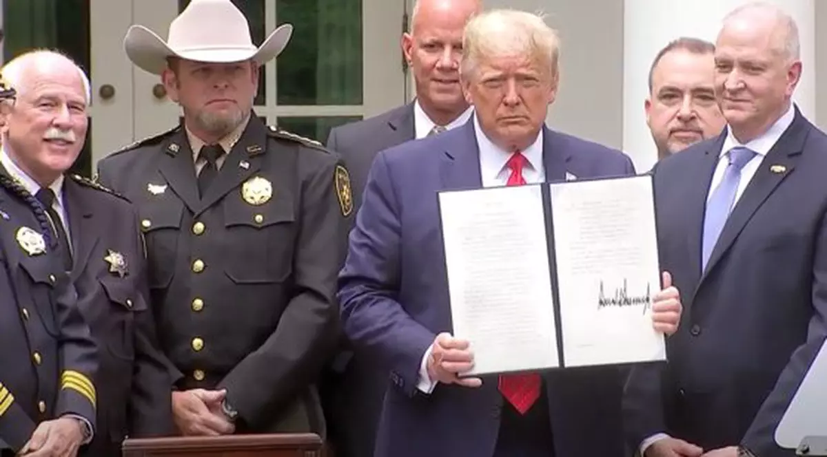 Donald Trump a semnat un ordin de reformă a poliției americane