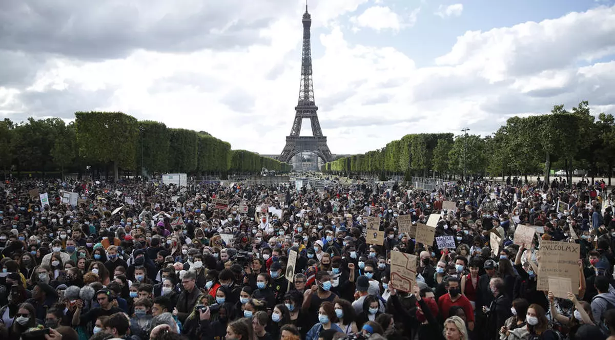 Imagine surprinsă astăzi, 6 iunie, în Paris. Foto: EPA