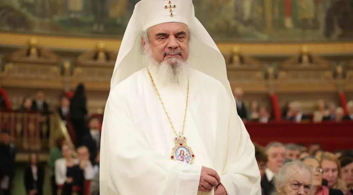 Patriarhul Daniel le-a cerut credincioșilor să poarte masca pentru a birui virusul „foarte viclean”