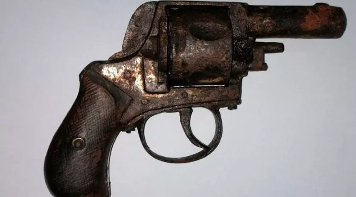 O femeie din Olt a vrut să vândă online un revolver ruginit, dar funcţional. Cât cerea pe armă