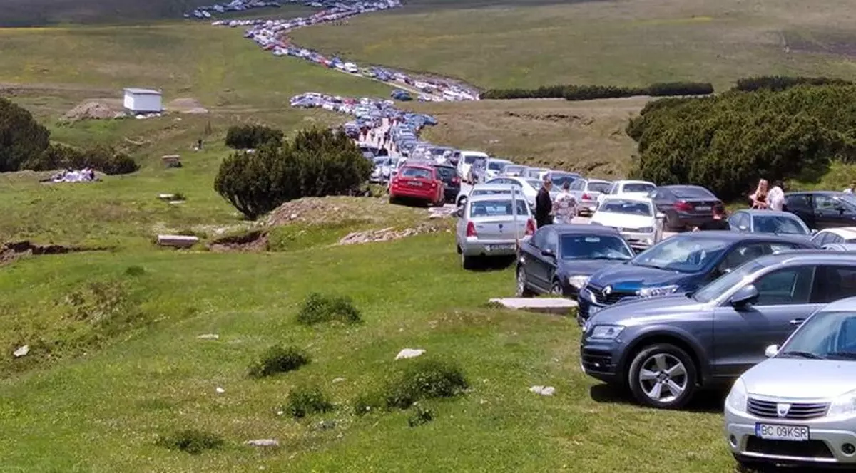 Imagine incredibilă în stare de alertă: sute de mașini, parcate pe drumul către Platoul Bucegi. Salvamont: „E dezastru”