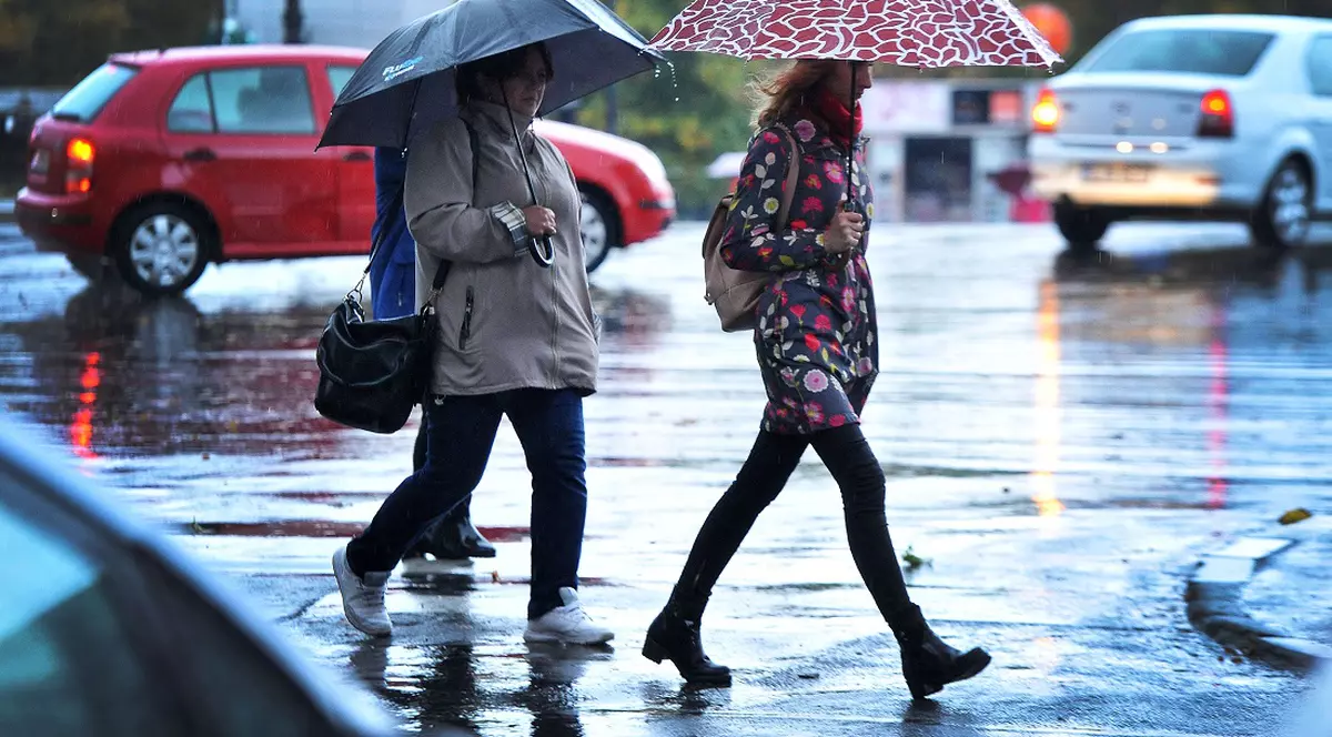 Cod portocaliu de vijelii în 11 județe din România. Avertismentul meteorologilor