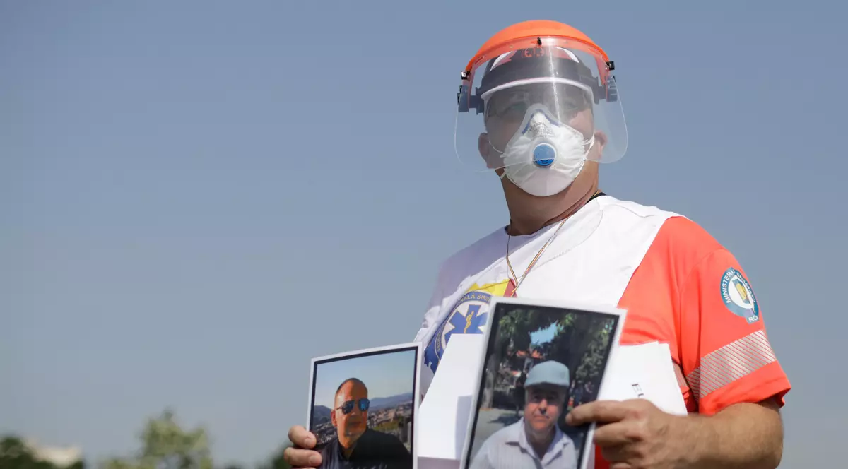 Protestul ambulanțierilor în fața Palatului Parlamentului. Sindicaliștii sunt echipați anti-covid și sunt distanțați social