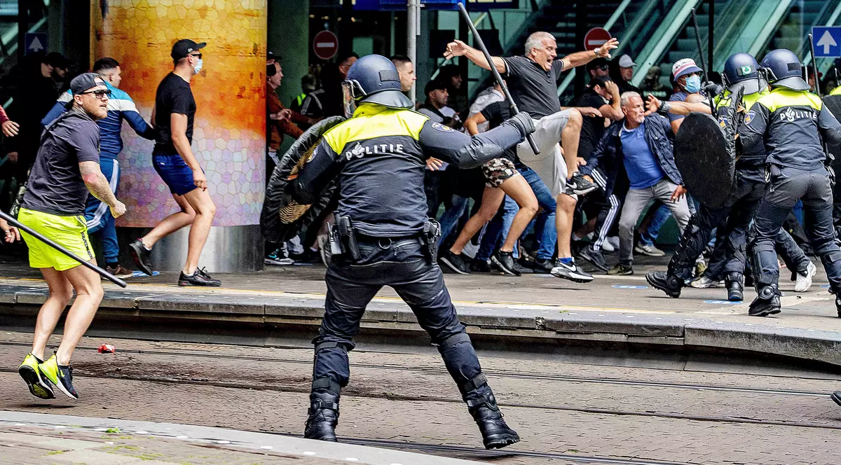 Valul doi de rețineri al poliției olandeze după manifestațiile de duminică împotriva distanțării sociale. 37 de manifestanți au ajuns în dube