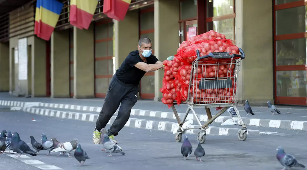 Consumatorii din Grecia şi România, cel mai semnificativ declin din Europa al bunăstării financiare din cauza pandemiei FOTO: EPA