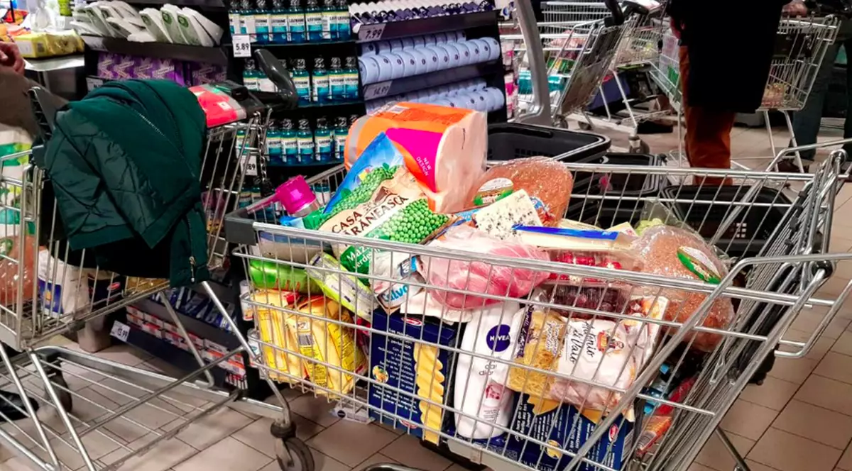 După vremea solidarității și emoțiilor, a început cea a reducerilor. La bine și la rău, supermarketul e cel mai bun prieten al românului