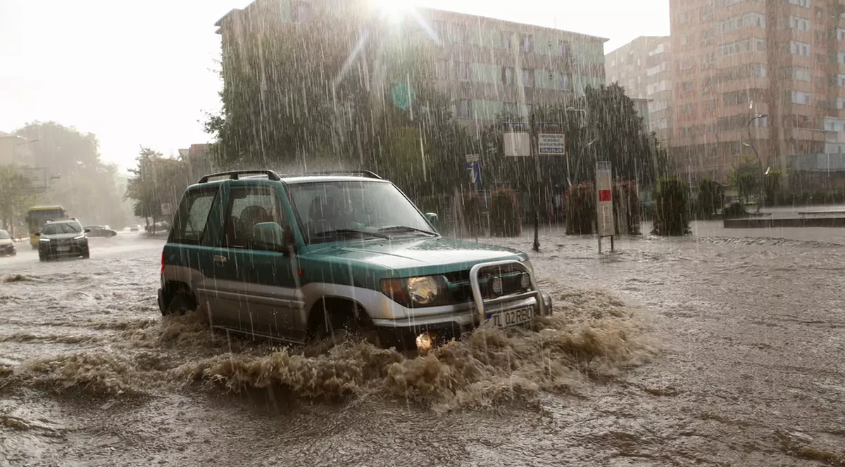 Cod portocaliu de ploi și vijelii în aproape toată țara. Care sunt zonele cele mai afectate