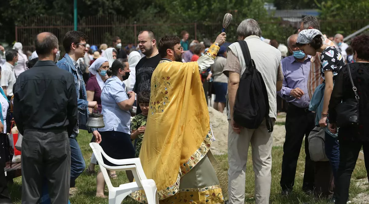 Sfânta Liturghie de la Biserica Sfânta Vineri din cartierul bucureștean Drumul Taberei a fost ținută afară, în urma numărului mare de credincioși prezenți la slujbă
