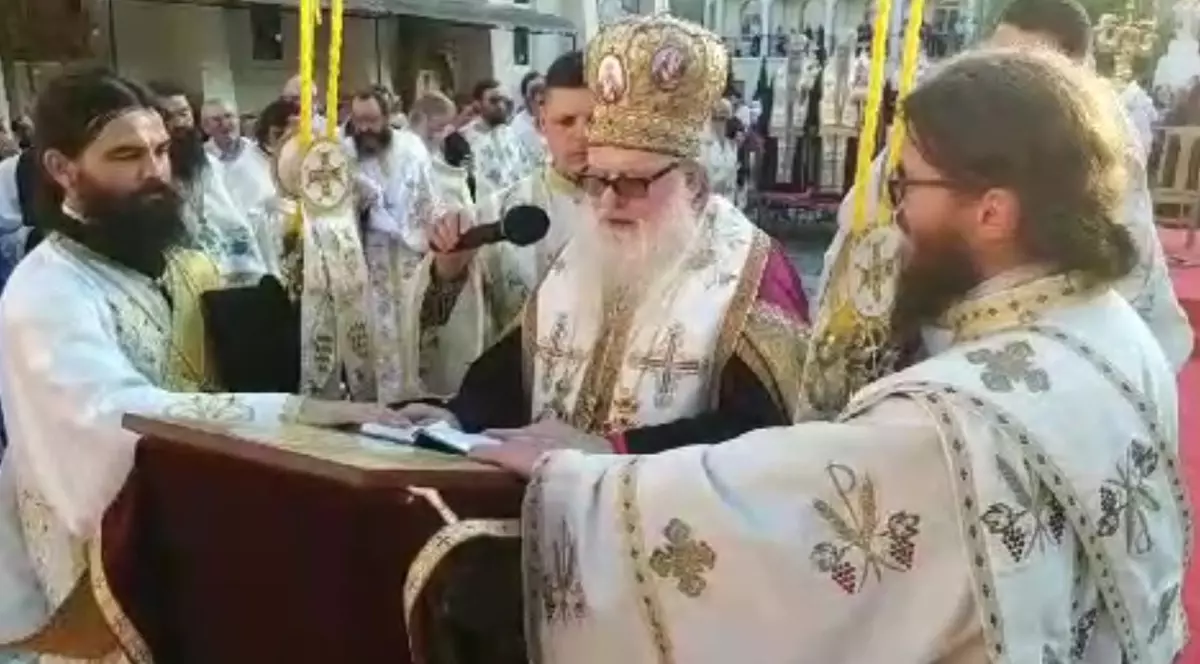 Slujbă cu zeci de preoţi și peste 100 de credincioși la Mănăstirea Slătioara. Nimeni nu a respectat regulile de distanţare