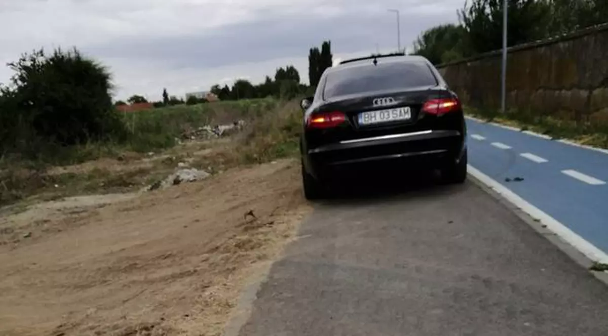 Un șofer din Arad a gonit cu mașina pe o pistă de bicicliști din localitate