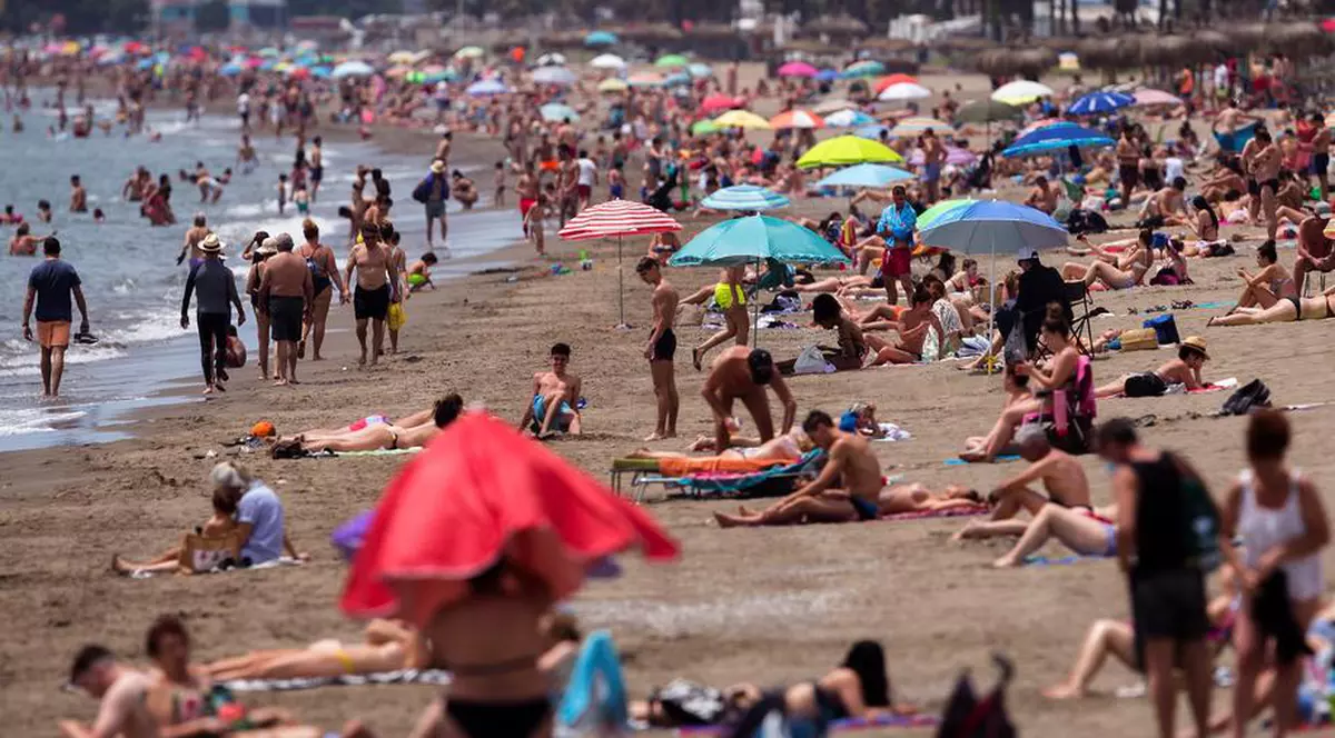 În faza 2 plaja din Malaga este pline de oameni FOTO: EPA