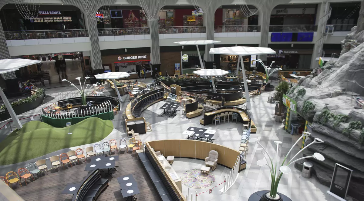 Weekend cu distanţare socială la mall: Aglomeraţie la magazine, pustiu la restaurante. Unii clienţi refuză să poarte mască