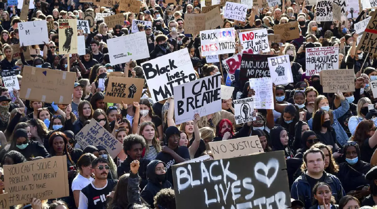 Cărţile despre discriminarea rasială devin bestseller-uri în SUA