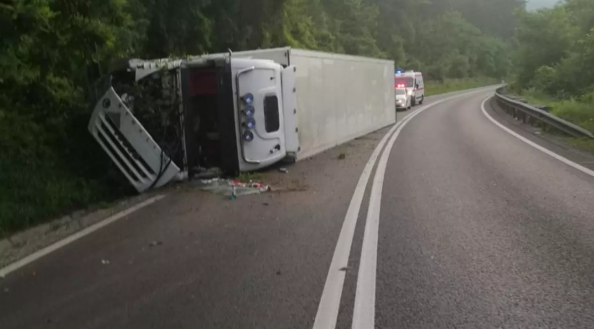 Trafic îngreunat în Sibiu. Un TIR s-a răsturnat, șoferul a consumat alcool la volan