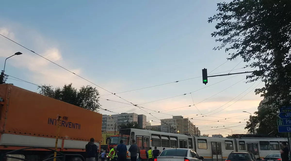 Trafic blocat în București, din cauza unui tramvai care a deraiat