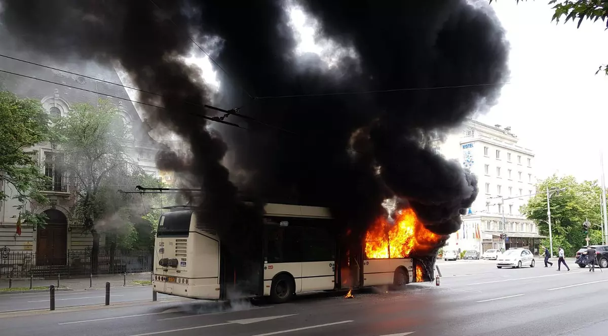Un troleibuz a luat foc în centrul Bucureștiului. Foto: Ciprian Ciucu / Facebook