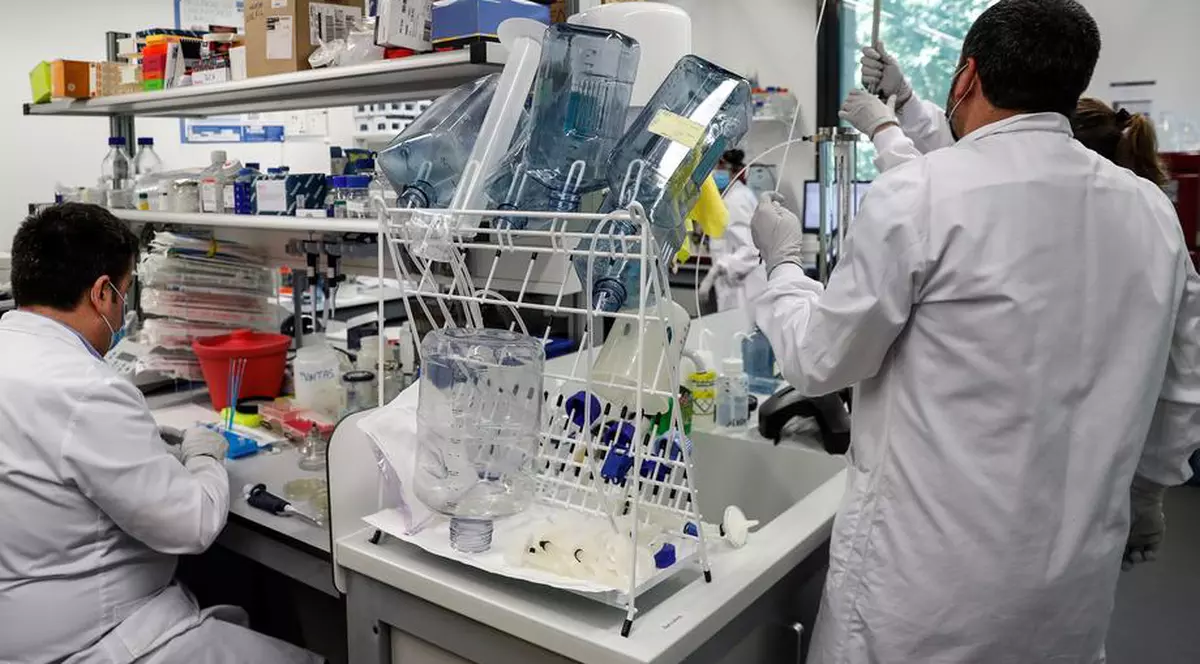 Rusia începe testarea vaccinului împotriva coronavirusului pe 50 de  voluntari plătiți. Câți bani primesc aceștia