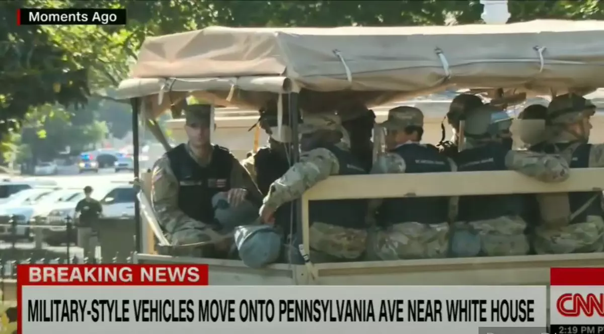 Imagini neobișnuite: vehicule militare în apropiere de Casa Albă, în timp ce Trump amenință că trimite armata pe străzi