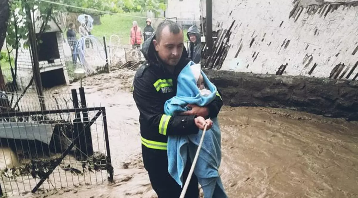 Ludovic Orban: Riscul cel mai mare de inundaţii este pe Prut, unde urmează să intre viitura din Ucraina