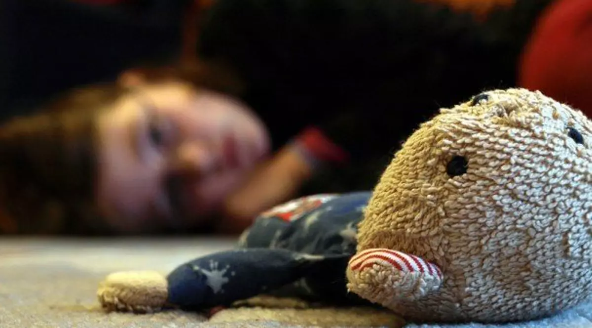 VIDEO Cum a fost lăsat liber un bărbat care și-a violat fetița de 6 ani. S-a întors la casa victimei sale la doar o zi după eliberare, iar același judecător a refuzat arestarea preventivă