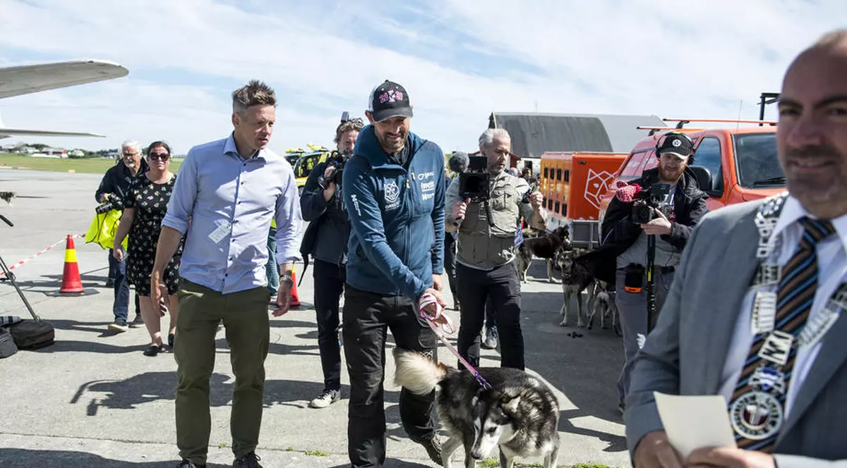 Norvegianul Thomas Waerner s-a întors acasă cu cei 24 de câini, cu un avion de epocă, după ce a stat blocat 3 luni în Alaska