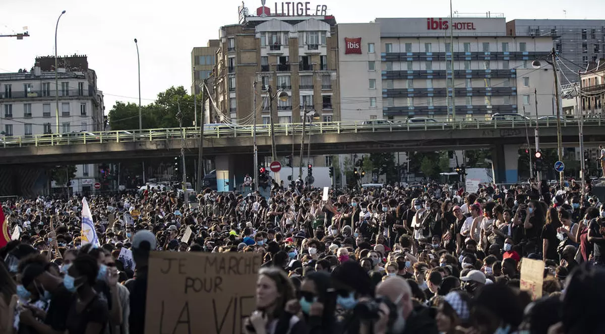 Proteste violente la Paris și în alte orașe din Franța, cu mii de oameni pe străzi