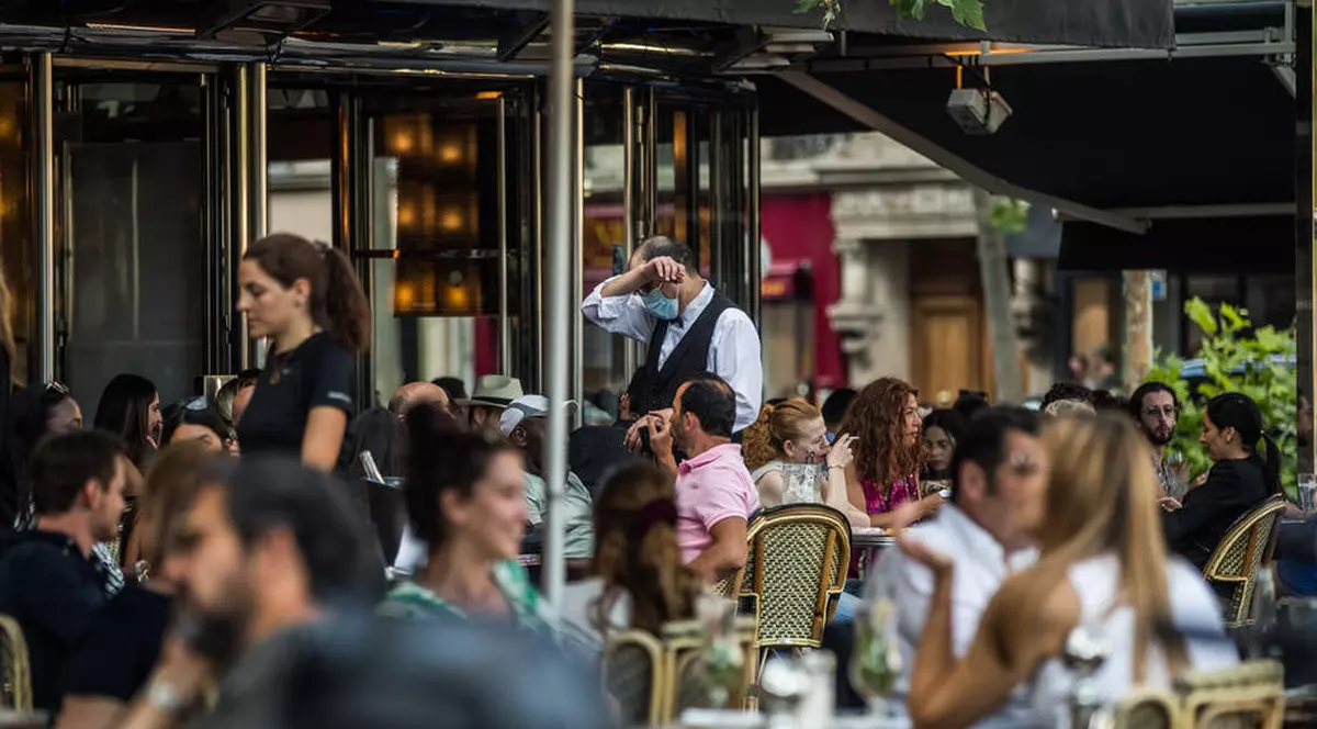 Imagini incredibile pe străzile din Paris: terasele ticsite, fără respectarea regulilor de distanțare socială