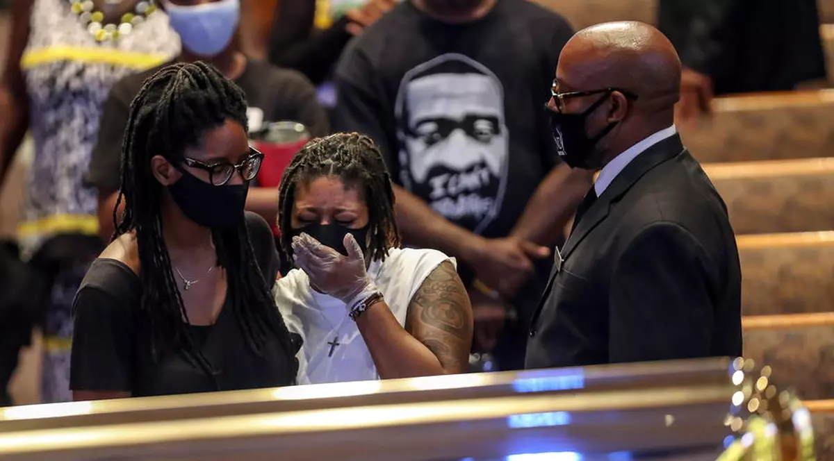 VIDEO | George Floyd a fost înmormântat. Mii de oameni i-au adus un omagiu bărbatului a cărui moarte a declanșat proteste de amploare