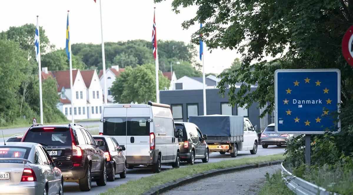 Lanț de mașini la vama dintre Danemarca și Germania, la punctul de trecere de la Froeslev,