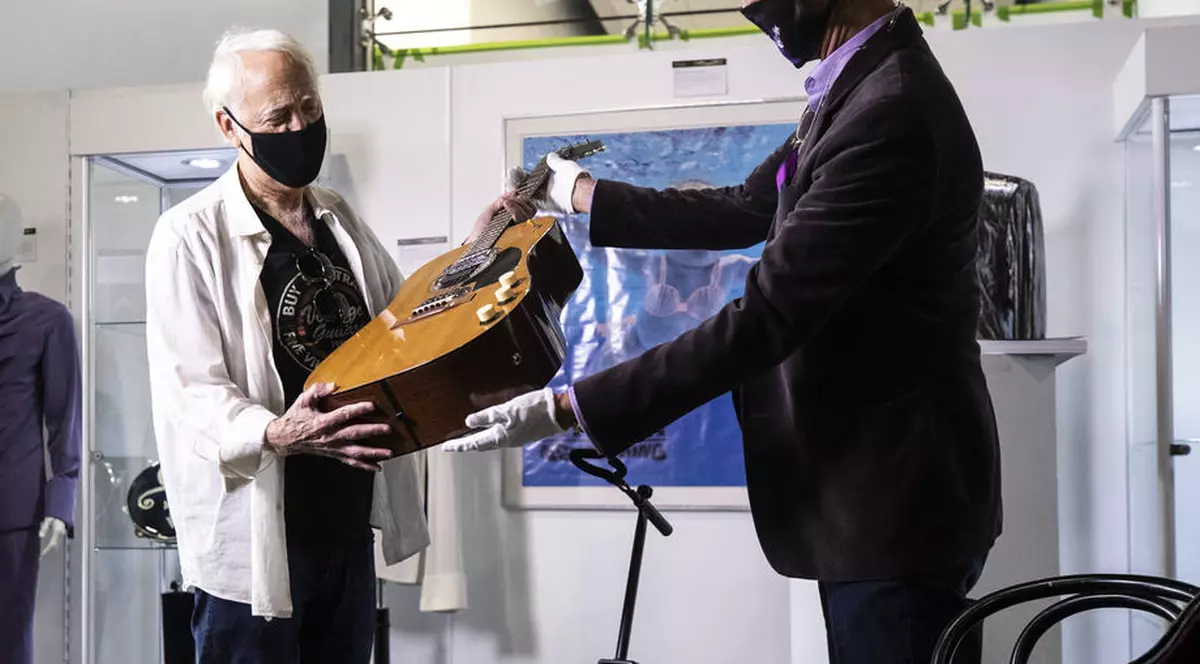 Chitara lui Kurt Cobain vândută la licitație pentru prețul record de 6 milioane de dolari