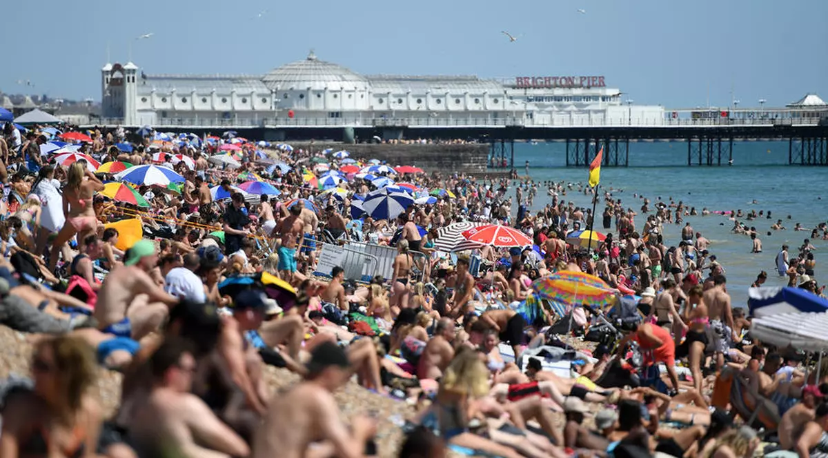 Aglomerație infernală. Mii de oameni s-au înghesuit pe plajele din Marea Britanie: „Le vom închide, dacă numărul cazurilor COVID-19 va crește”