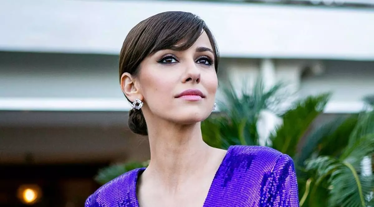 Dana Rogoz s-a pozat în costum de baie, la aproape două luni de când a născut o fetiță. Cum arată actrița