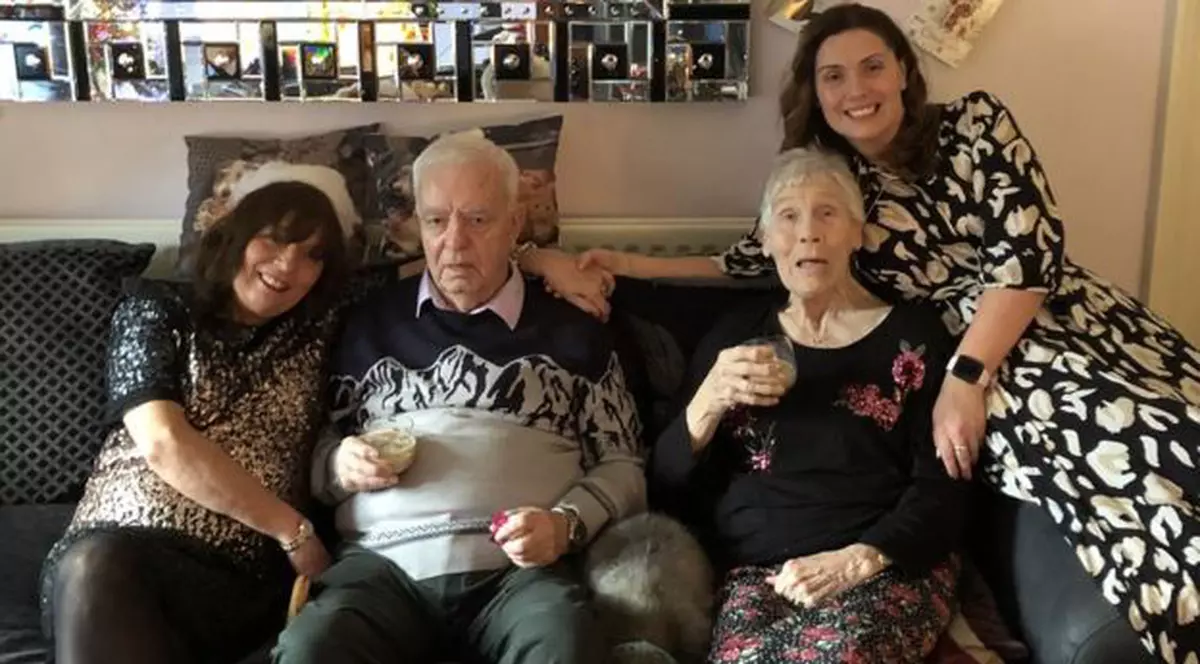 John și Mary Boxer, alături de fiicele lor FOTO: BBC