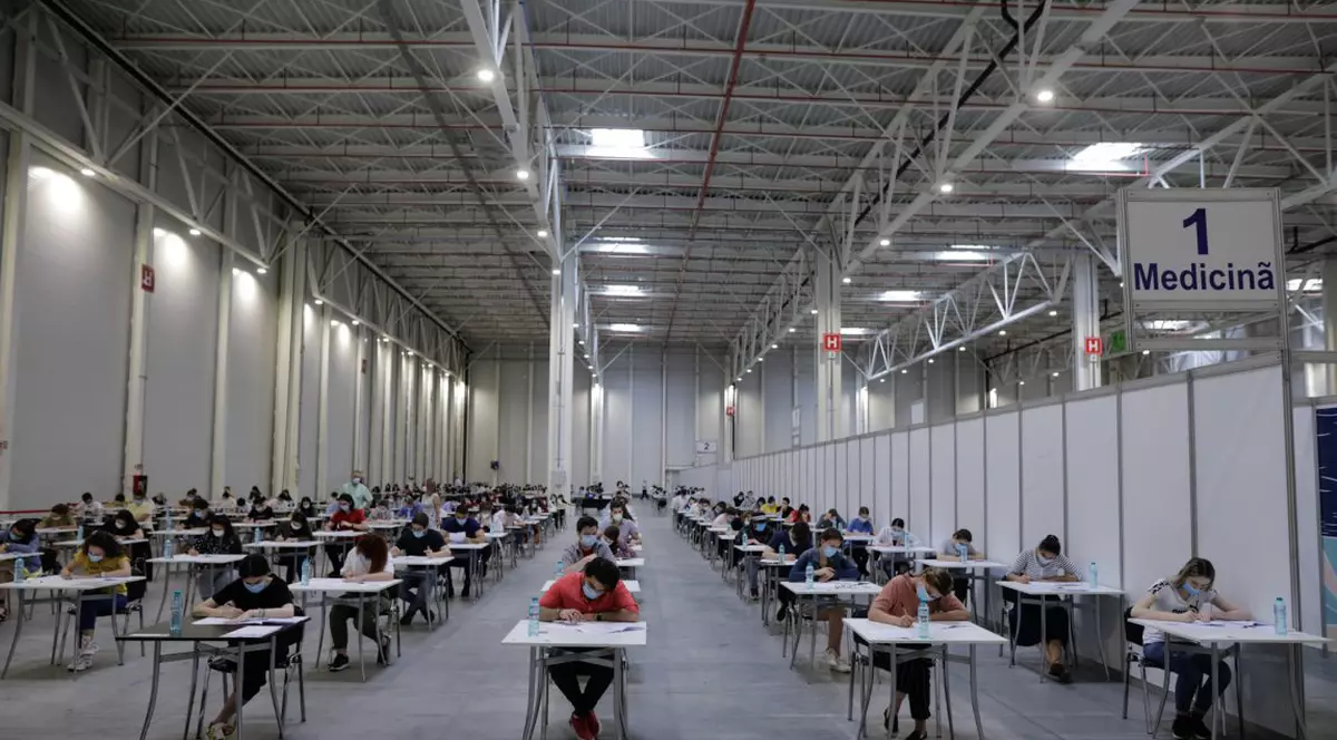 Examen cu distanțare socială, susținut la Romexpo. 3.000 de tineri dau admiterea la medicină, în condiții speciale