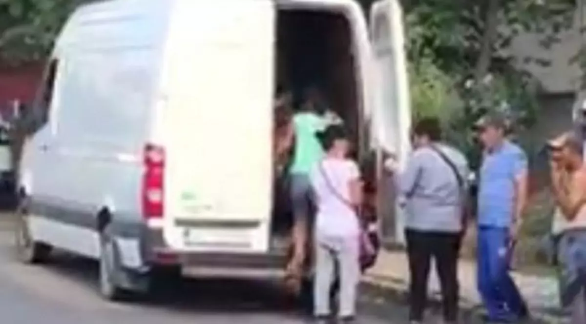 VIDEO | Zeci de muncitori din Galați, înghesuiți într-o dubă de marfă. Ce amendă a primit șoferul