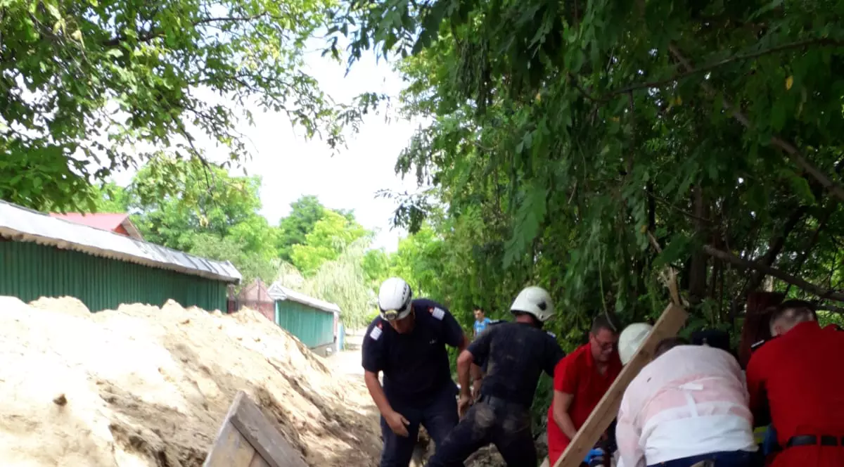 GALERIE FOTO | Un muncitor a murit îngropat de viu în Vaslui după ce un mal de pământ s-a prăbușit peste el
