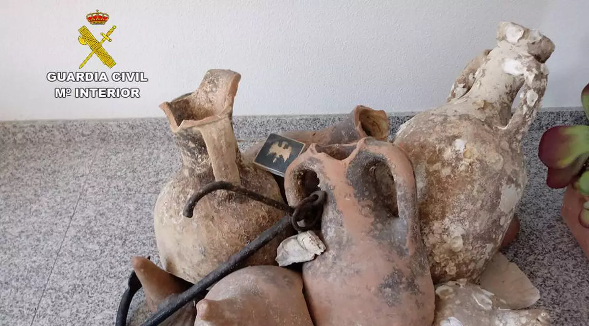 Amfore romane descoperite de poliție într-un magazin de fructe de mare din Spania