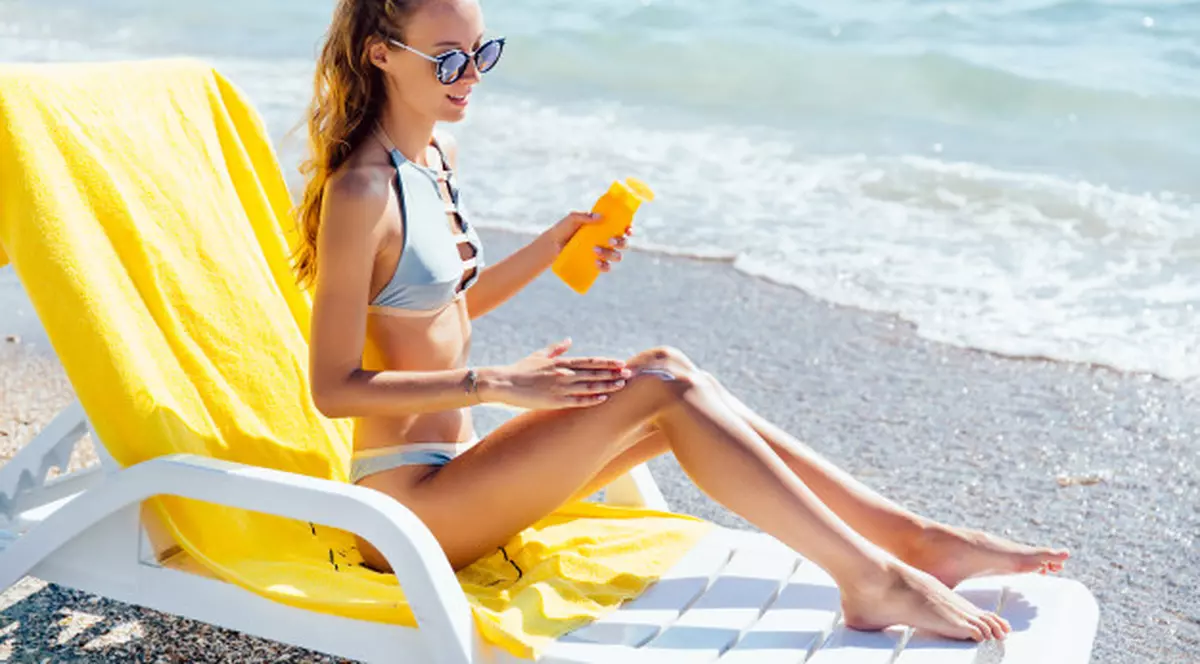 (Publicitate) Cremă UV sau ulei de soare: Recomandări ale medicilor dermatologi
