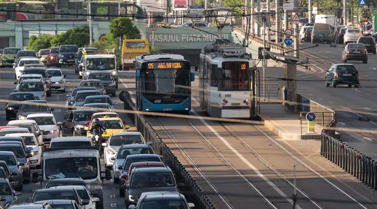 FOTO | Probleme pentru autobuzele care circulă pe linia de tramvai, la doar două zile de când Firea a lansat proiectul