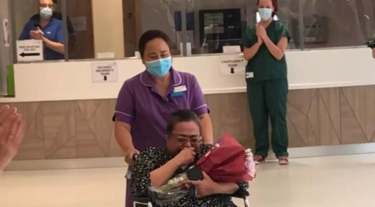 Emoționant. O asistentă a fost externată în aplauzele colegilor după ce a învins COVID. Femeia a fost 40 de zile în comă | VIDEO