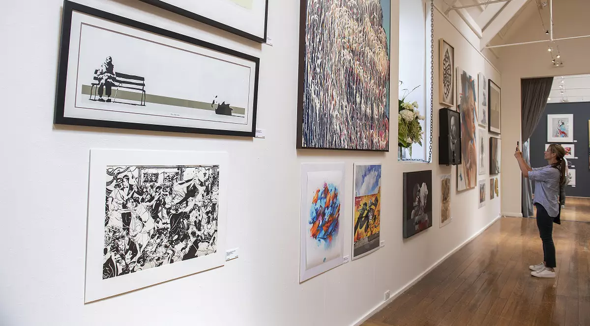 Faimosul artist Banksy va dona banii obținuți pe o lucrare scoasă la licitație unui spital din Bethleem