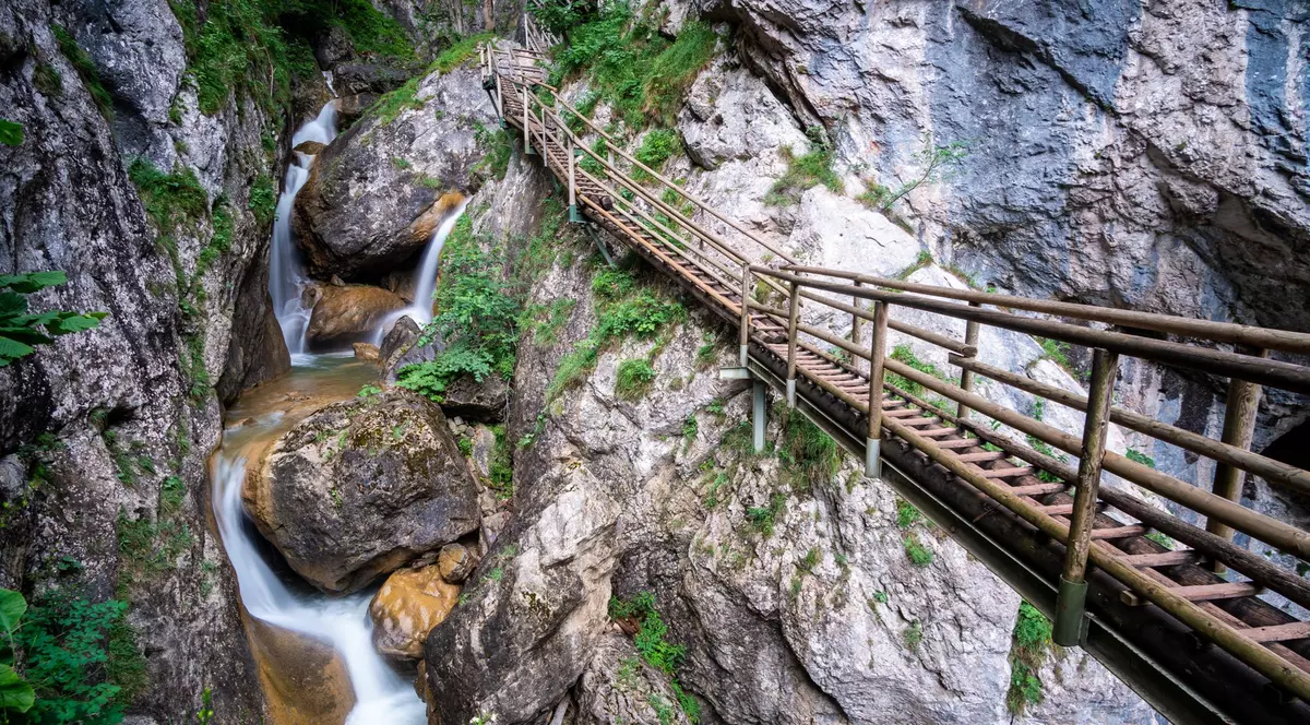 Doi morți și opt răniți după prăbușirea unei stânci pe un traseu turistic dintr-un defileu din Austria