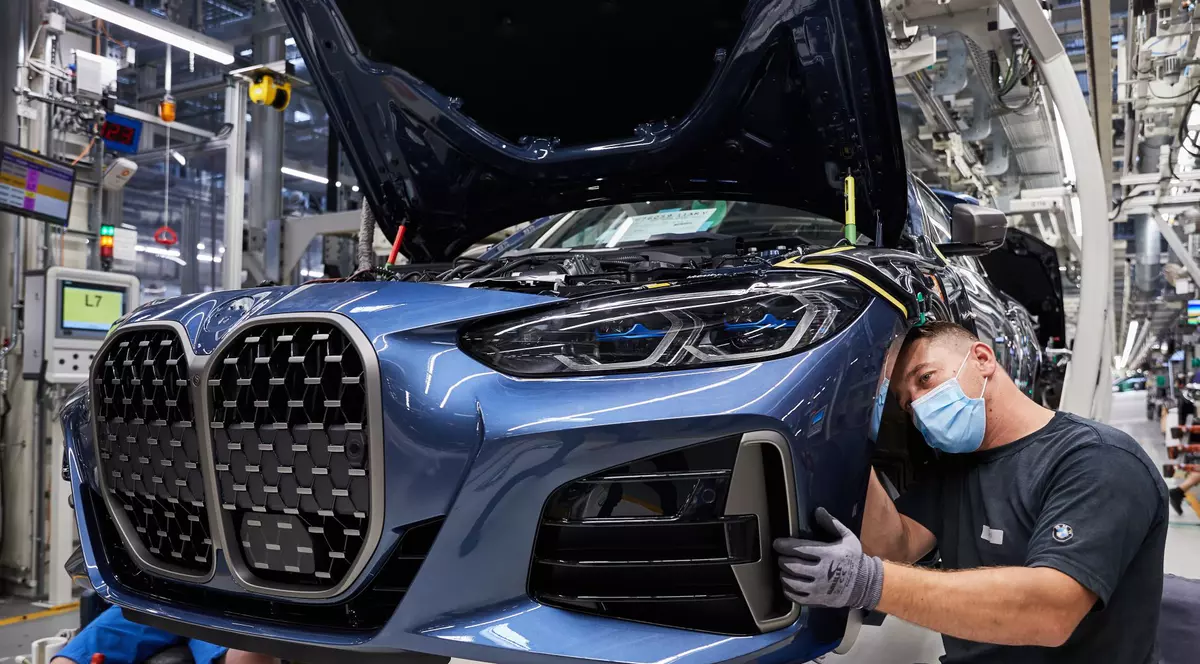 Bucurie printre fanii BMW: noul Seria 4 Coupe a intrat în prodcție la Dingolfing